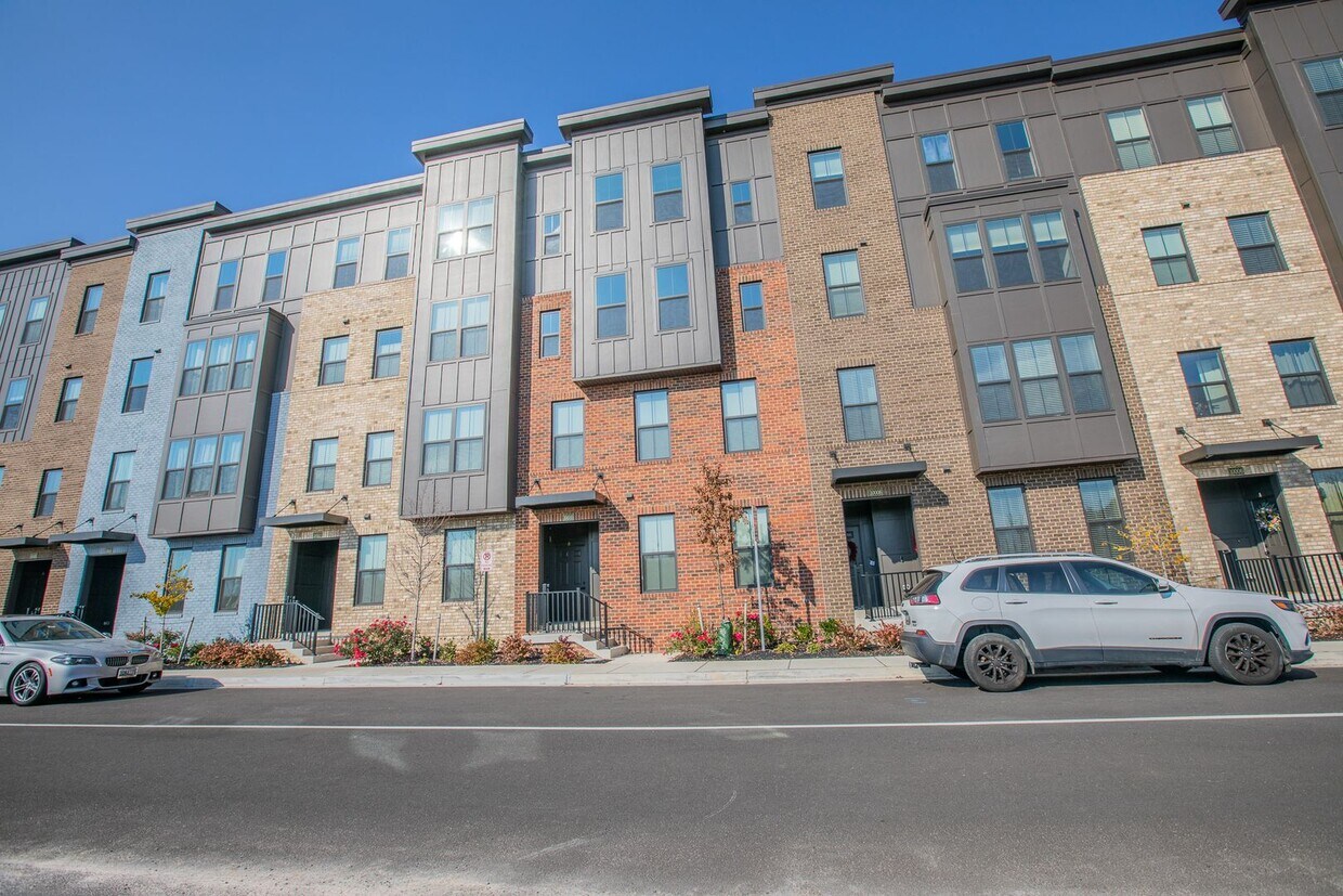 Foto principal - Stunning 3 BR/2.5 BA Townhome in Laurel!