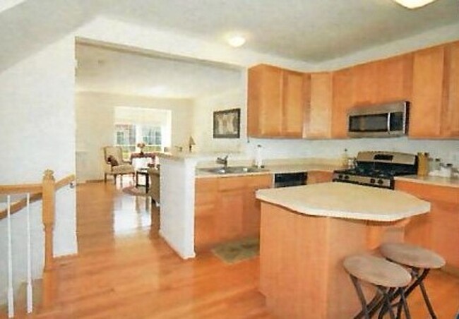 Foto del edificio - End unit townhome - 3BR,  2.5 ba