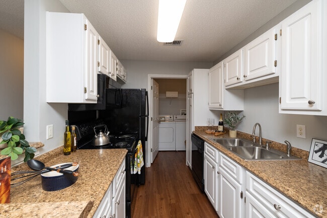 2BR, 2BA - 1,098SF - Kitchen - Shadow Creek Apartments
