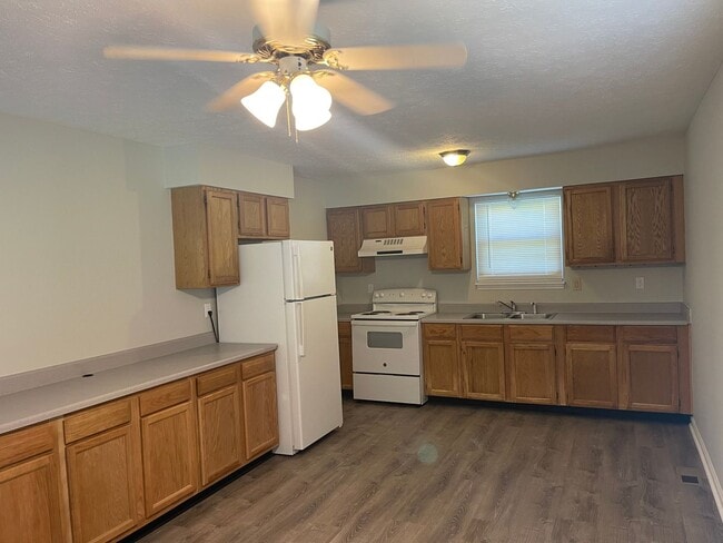 Building Photo - Large multi-level home in established neig...