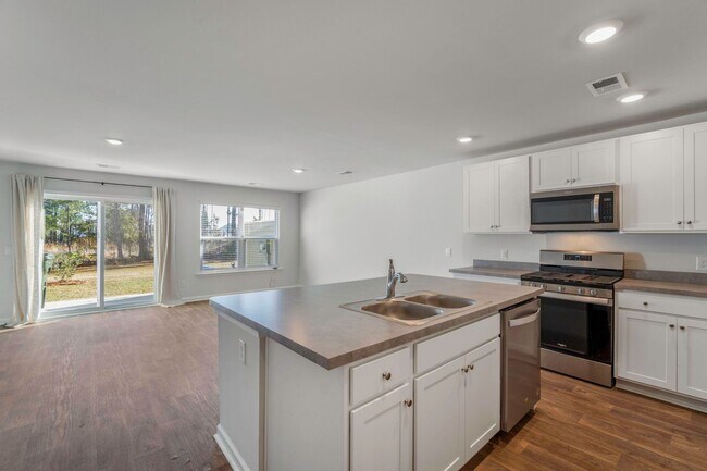 Foto del edificio - Beautiful 4-Bedroom 2.5 Bath Townhome