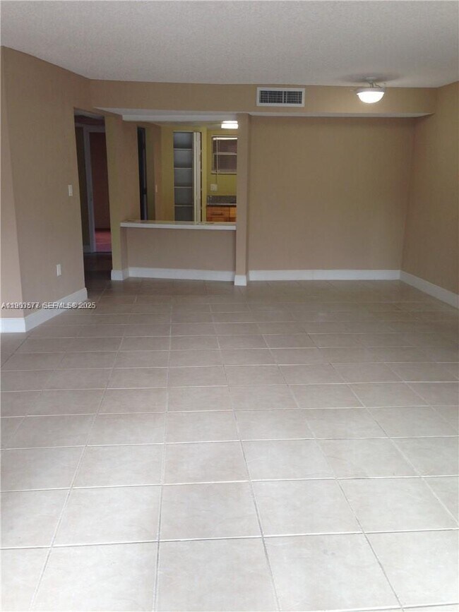 Foto del edificio - 4215 N University Dr