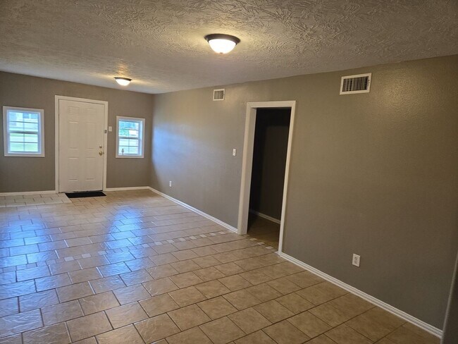 Building Photo - 5140 Minnie St