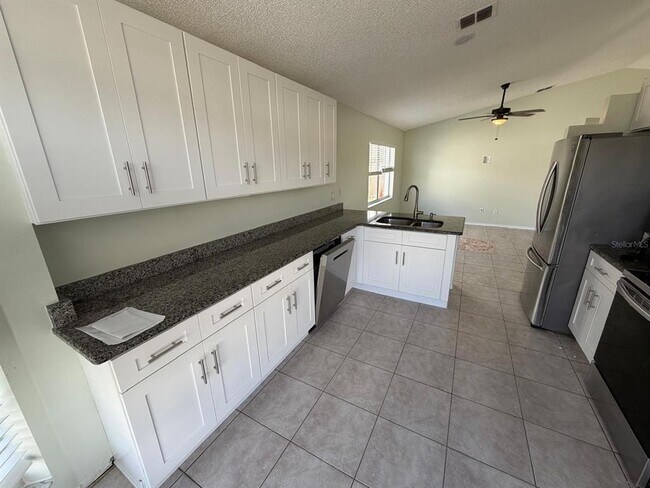 Foto del edificio - 13875 Glasser Ave