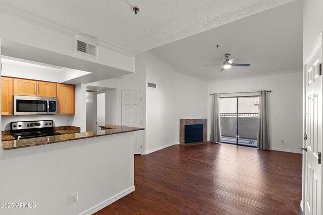 Building Photo - 2025 E Campbell Ave