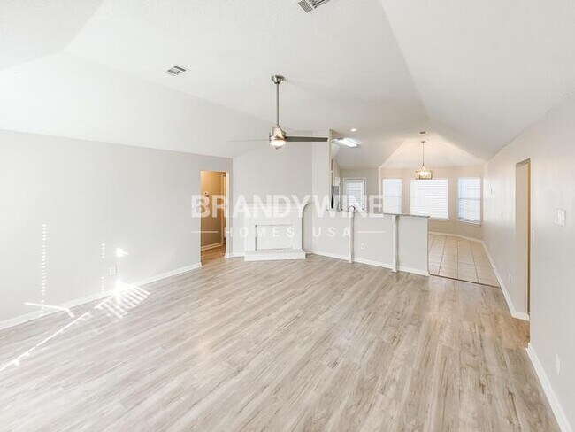 Foto del edificio - 4890 Phipps Dr