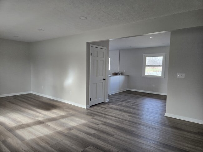 Building Photo - 10000 OH-736