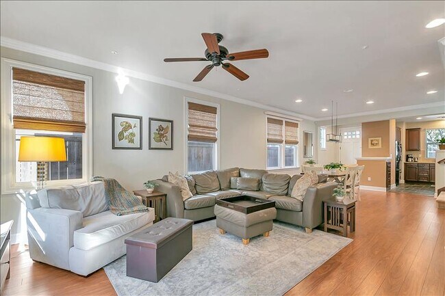Sala de estar - 1504 Pear Tree Ln