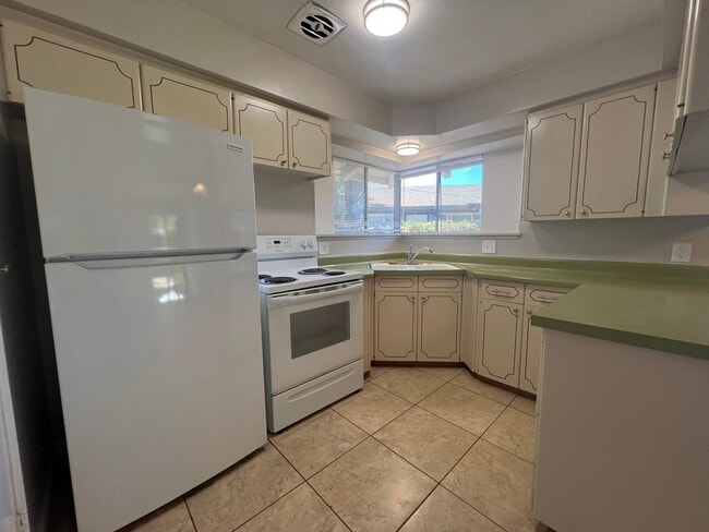 Building Photo - 307-309 CARRIAGE DR