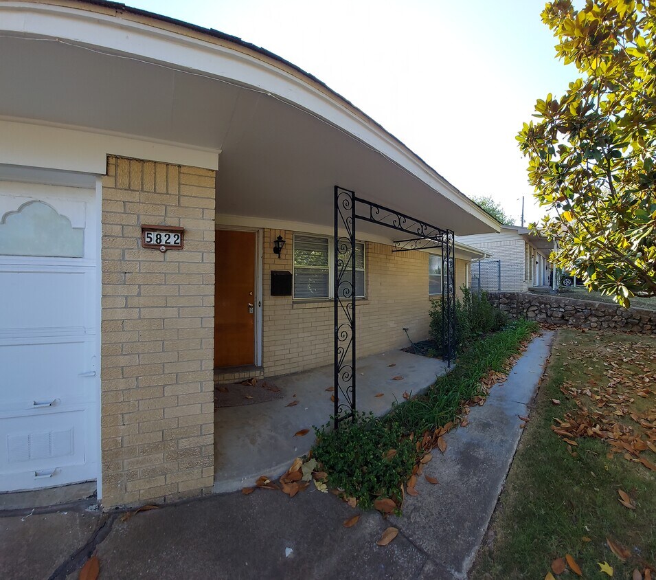Front entrance with covered porch - 5822 E 35th St