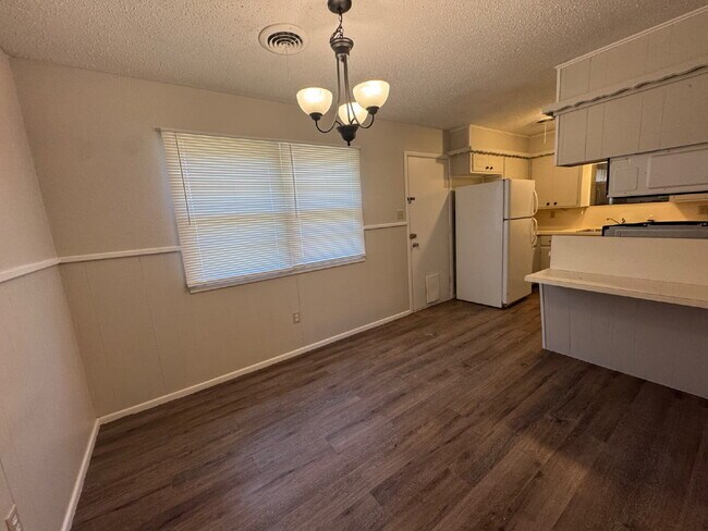 Building Photo - Newly updated, spacious 2 bedroom
