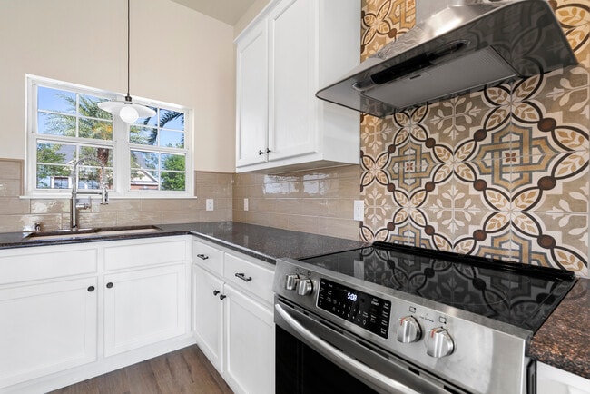 Building Photo - 2501 Country Club Dr