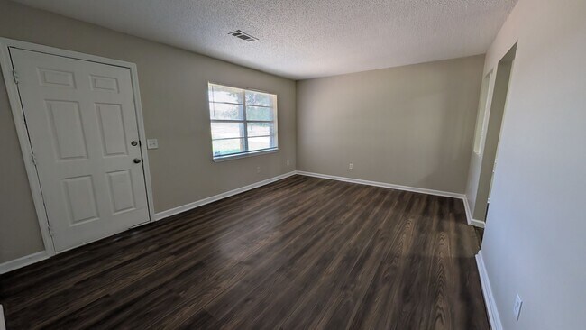 Foto del edificio - Fenced Yard, Lots of Light, Hard Floors Throughout