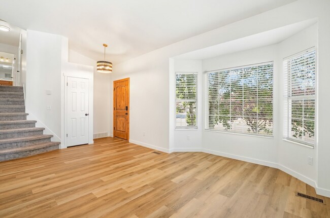 Foto del edificio - Modern 5 Bedroom Home with 3Car Garage in Sandy Neighborhood