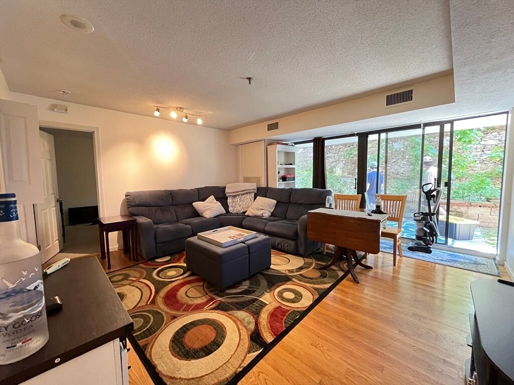 Foto principal - 147 Kelton St