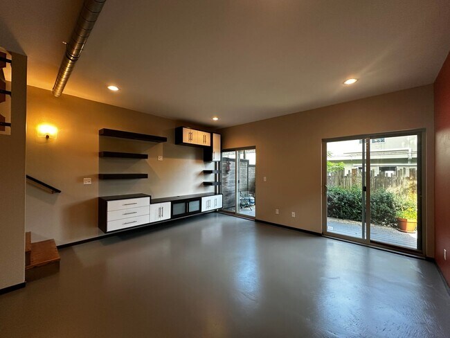 Foto del edificio - Beautiful 2-Bedroom Townhouse with a Loft ...