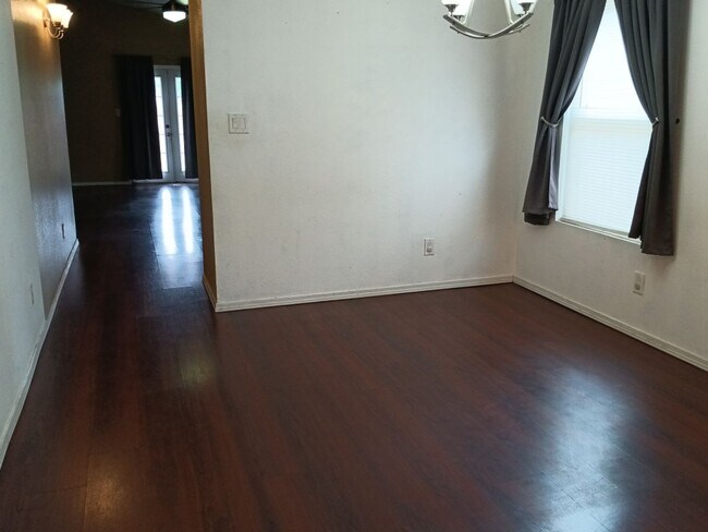 Foto del edificio - Three Bedroom, Two bathroom House on the W...