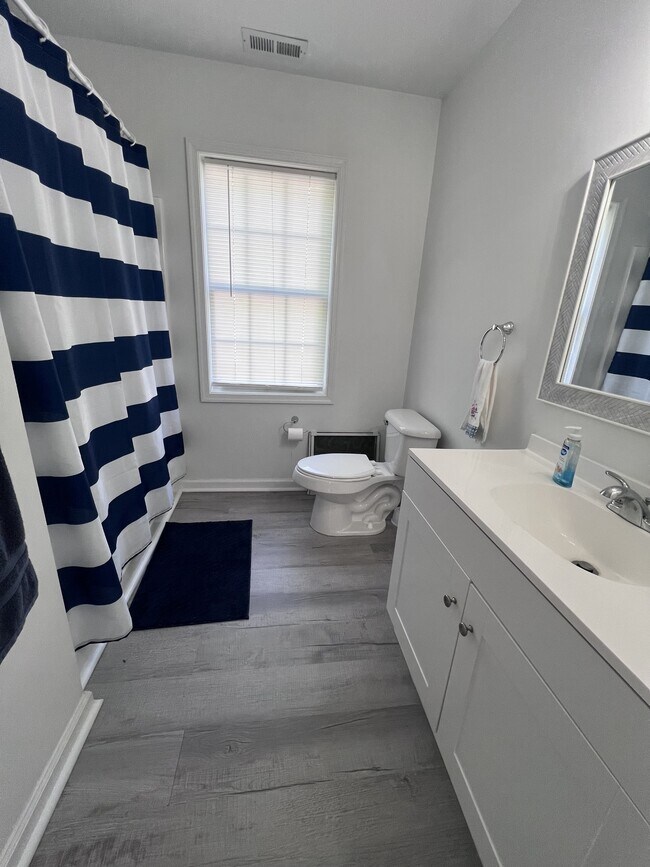 Building Photo - 902 Hanson St