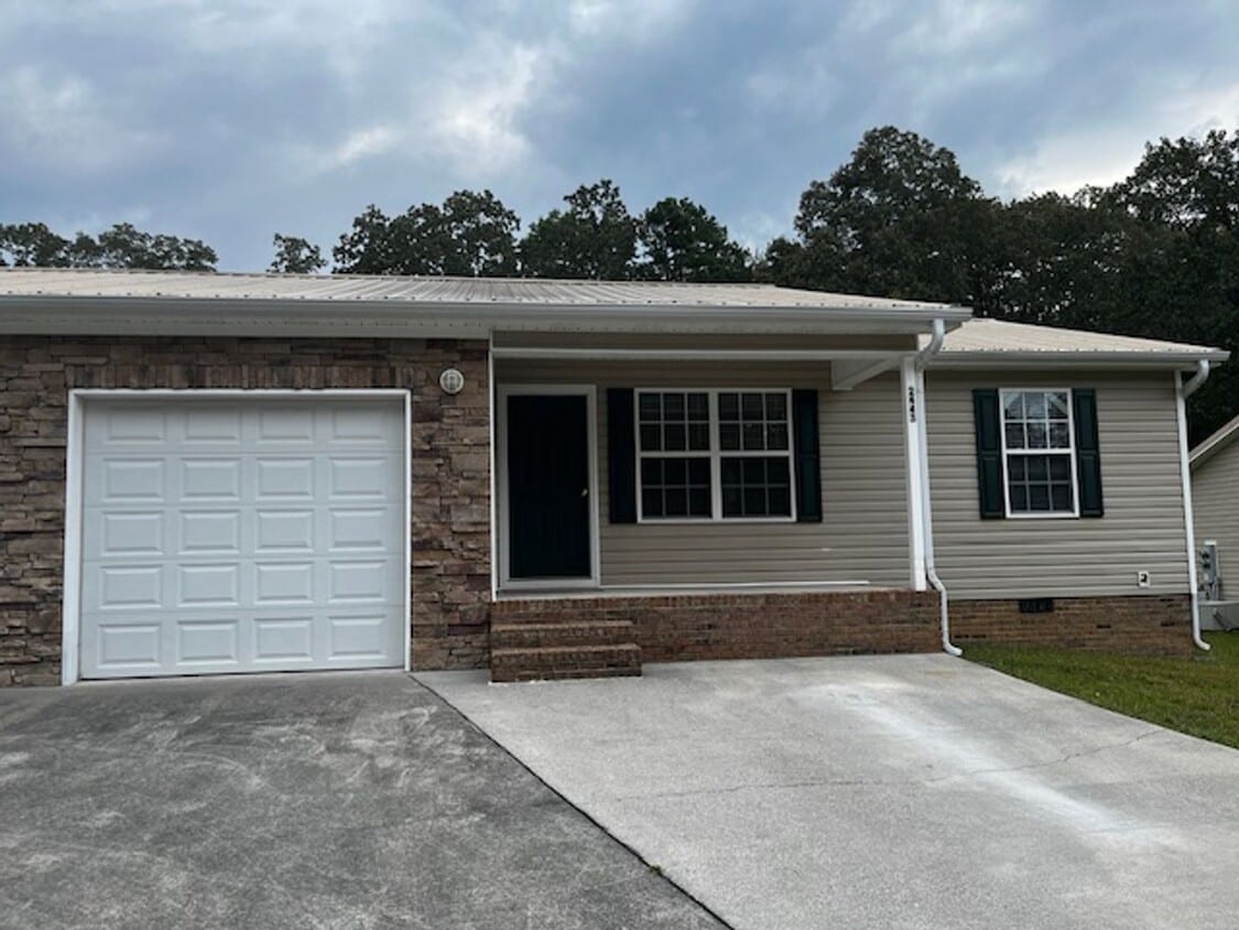 Foto principal - 2 Bedroom 2 Bath Duplex with Garage