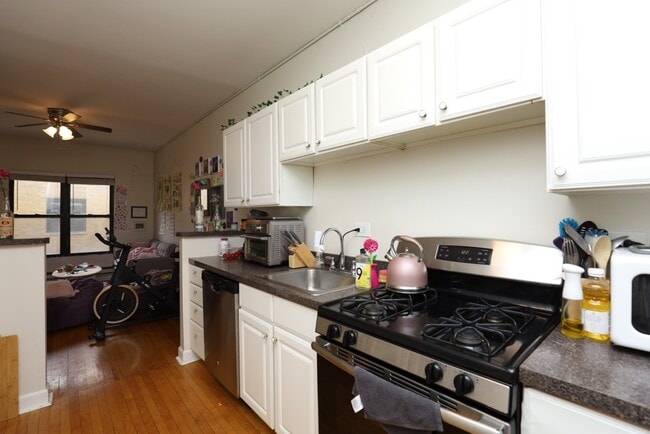 Building Photo - 724 W Roscoe St