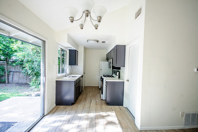 Foto del edificio - 6208 Glen Meadow Dr