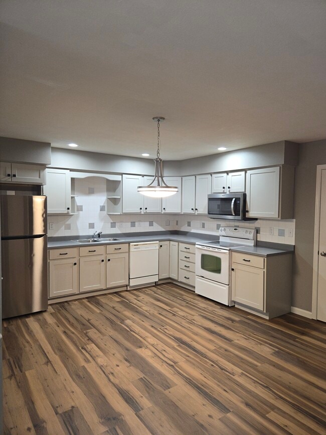 kitchen - 490 Ellefson St