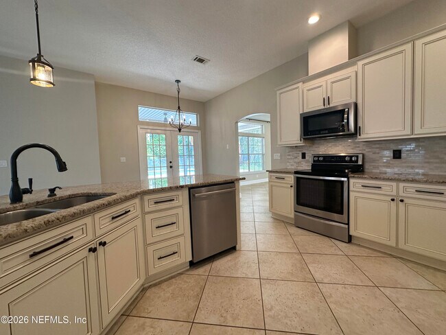 Foto del edificio - 12770 Camellia Bay Dr W