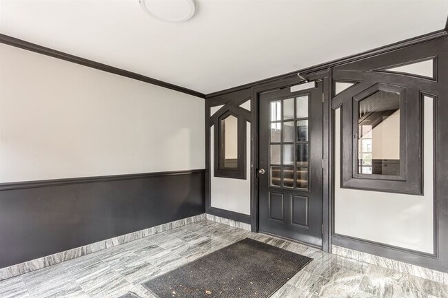 Building Photo - 1209 E Madison Park