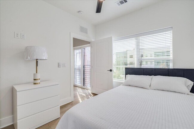 Building Photo - 3000 Duval St