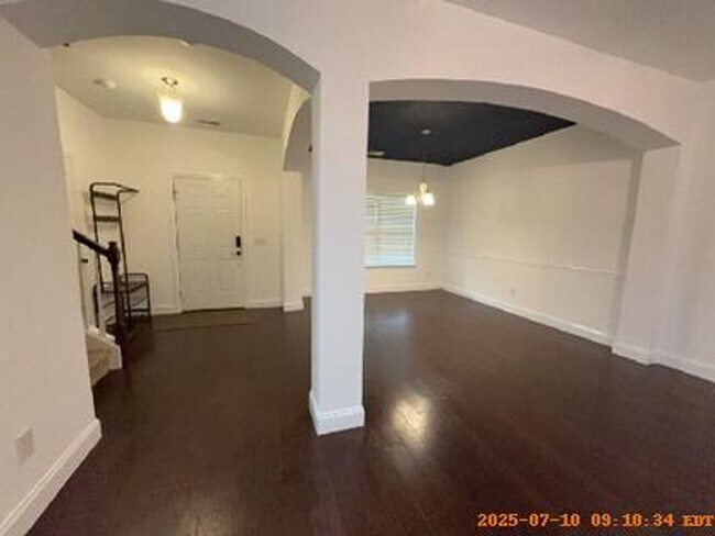 Building Photo - Lexington Living Oasis