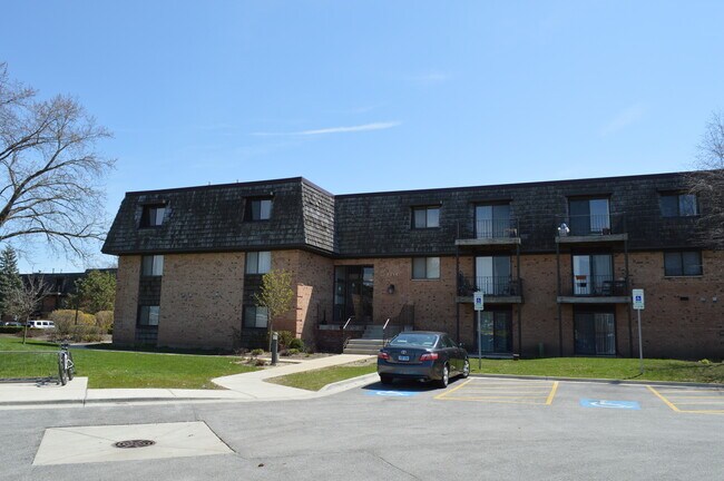 Building Photo - 5 Oak Creek Dr