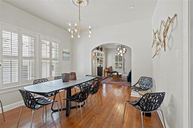 Foto del edificio - 2106 Kenwood Ave