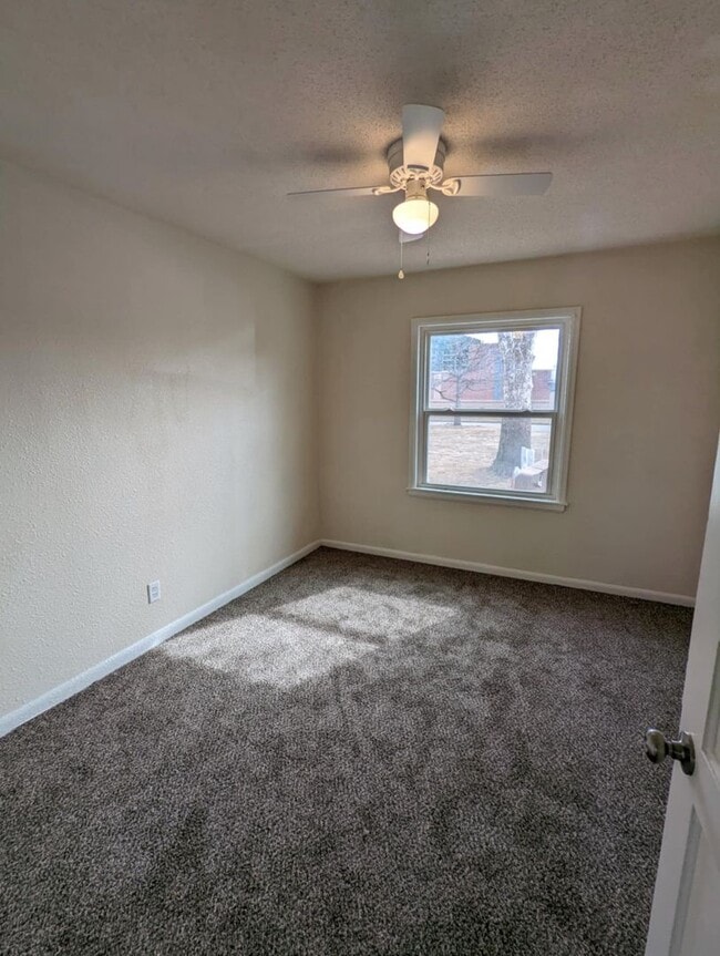 Building Photo - Remodeled 1 Bed / 1 Bath Brick Quadplex- C...
