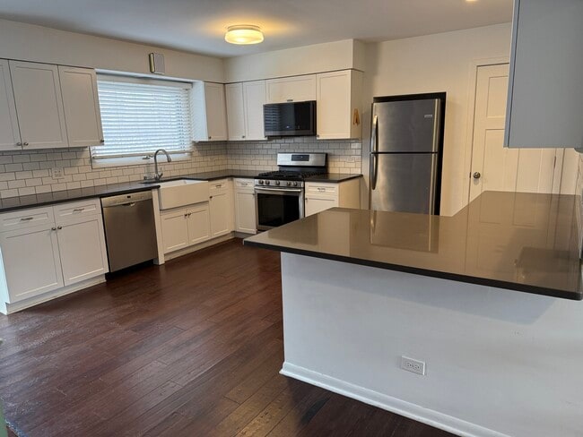 Building Photo - 523 Elm St