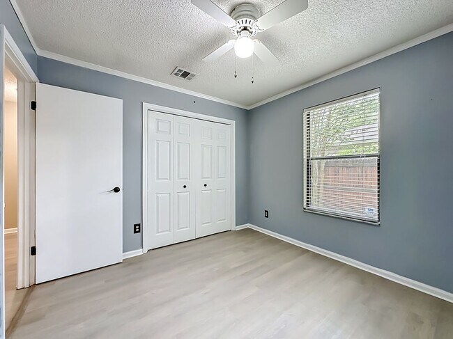 Foto del edificio - 341 Hickory Hollow Dr N