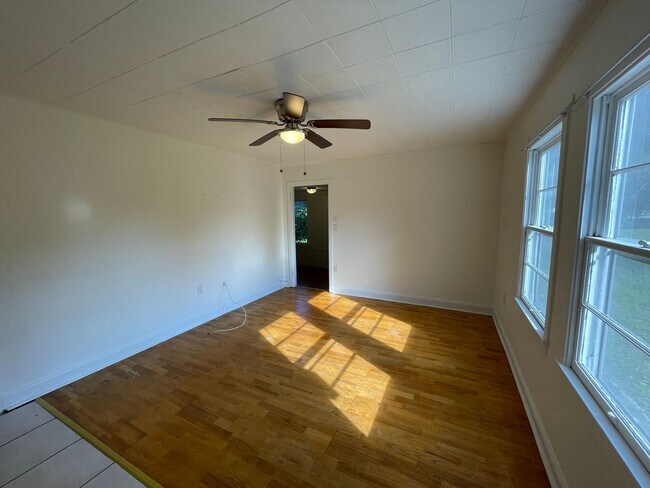 Building Photo - 2 Bed 1 Bath Cottage with Bonus Room & Off...