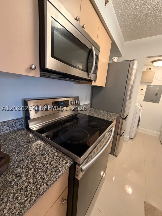 Foto del edificio - 2451 Centergate Dr