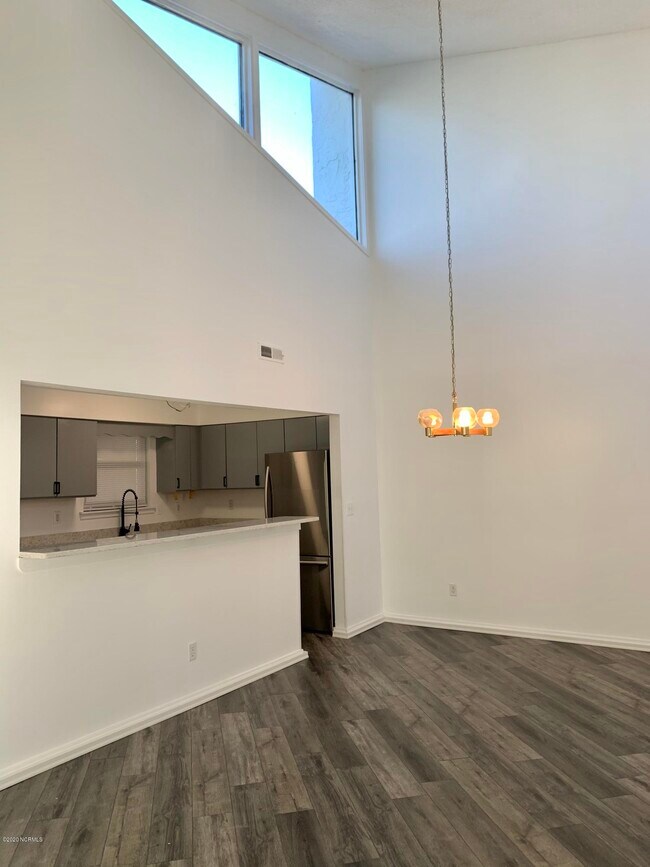 Foto del edificio - 728 Azalea Dr