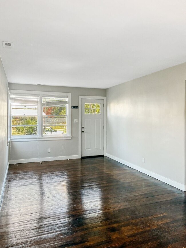 Foto del edificio - Holiday Special! – No Application Fee This Season! Newly Remodeled 3 Bedroom Home - Northside RVA