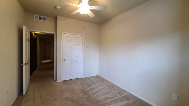 Building Photo - 3 Bedroom Downstairs Condo in Gated Community