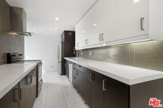 Building Photo - 8550 Holloway Dr