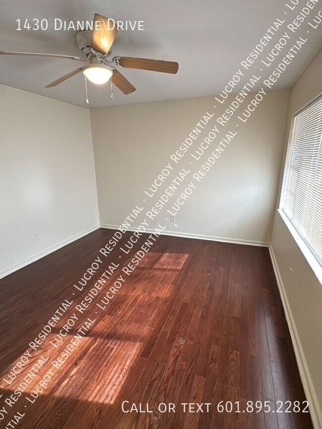 Photo - 1430 Dianne Dr House