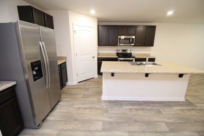 Foto del edificio - Newer construction 4 bedroom 2 bathroom ho...