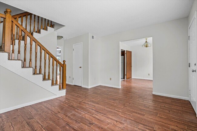 Foto del edificio - UPCOMING LISTING JAMESTOWNE CONDOMINIUMS