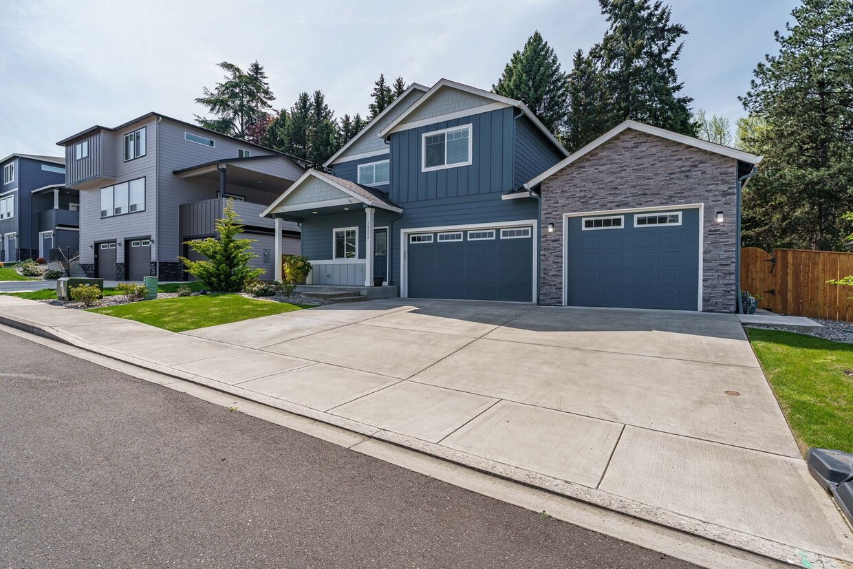 Primary Photo - Spacious 4BR Modern Retreat and Luxury Liv...
