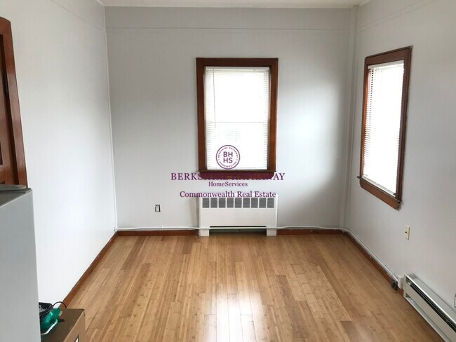 Building Photo - 35 Rossmore St