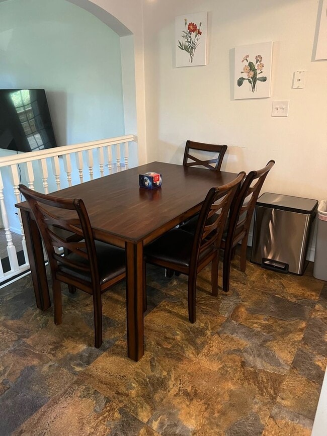Building Photo - LARGE 3 BEDROOM TOWNHOME