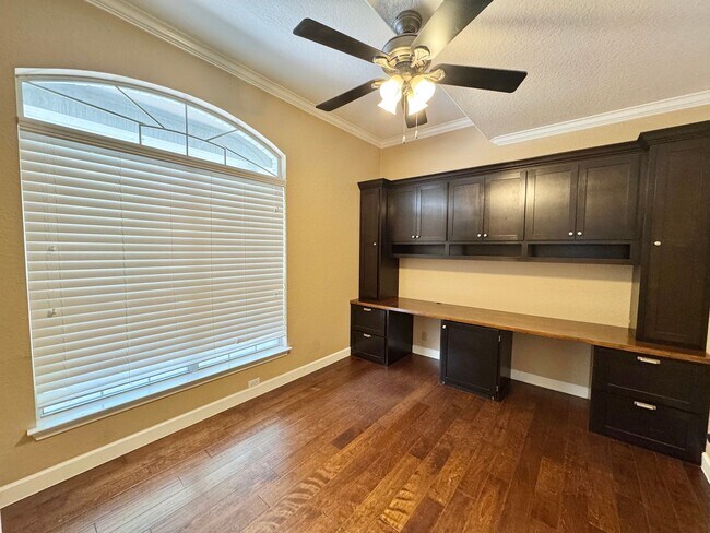 Building Photo - Amazing 4 Bedroom Home in Stone Oak!