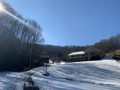 Foto del edificio - 664 Bear Branch Rd