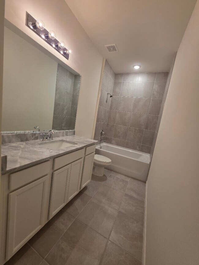 Building Photo - 408 NW 31st Pl